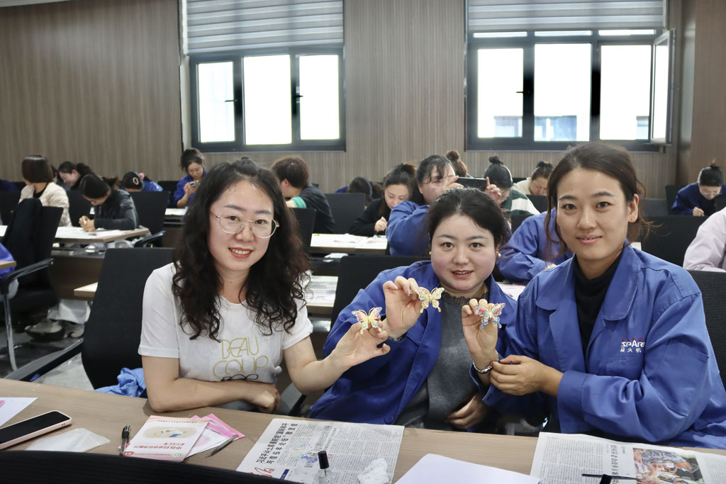 情暖三八 賦能巾幗——星火數(shù)控開展三八婦女節(jié)系列活動 情暖三八 賦能巾幗——星火數(shù)控開展三八婦女節(jié)系列活動